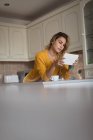 Mulher usando tablet digital na cozinha em casa — Fotografia de Stock