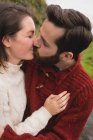Крупним планом ласкава пара цілує один одного — стокове фото
