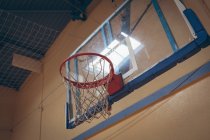 Close-up vista de basquete aro na corte — Fotografia de Stock