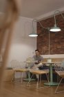 Ejecutiva masculina usando laptop en cafetería de oficina - foto de stock