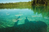 Vue sur le lac par une journée ensoleillée, parc national Banff — Photo de stock