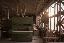 Винтажная машина в столярной мастерской — стоковое фото