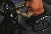 Инвалид регулирует штангу в спортзале, крупным планом — стоковое фото