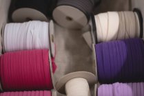 Gros plan différentes bobines de fil dans le magasin de tailleur — Photo de stock