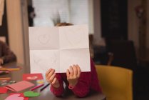 Fille montrant papier dessin à la maison — Photo de stock