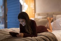 Frau nutzt digitales Tablet zu Hause im Schlafzimmer — Stockfoto