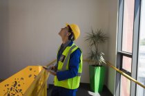 Работник мужчина, использующий цифровой планшет в офисе солнечной станции — стоковое фото