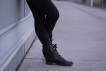 Partie basse de la femme debout dans la rue de la ville — Photo de stock