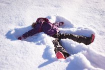 Fille insouciante jouer dans la neige pendant l'hiver — Photo de stock