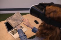 Frau berührt Holzplatte mit Virtual-Reality-Headset — Stockfoto