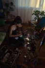 Vista aérea de vídeo blogger femenina grabación vlog vídeo con accesorios de maquillaje en casa - foto de stock