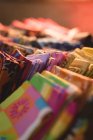 Крупним планом різні кольорові тканини розташовані в ряд в крамниці кравець — стокове фото