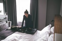 Frau packt im Hotel ihre Tasche — Stockfoto