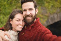 Porträt eines glücklichen Paares, das sich umarmt — Stockfoto