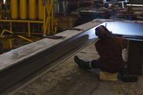 Rückansicht Schweißer repariert Metallrahmen in Werkstatt — Stockfoto