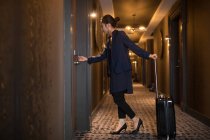 Mujer entrando en la habitación del hotel - foto de stock
