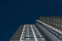 Blick auf ein modernes Gebäude an einem sonnigen Tag — Stockfoto