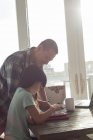 Pai e filha usando tablet digital em casa — Fotografia de Stock
