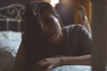 Портрет женщины, отдыхающей в спальне дома — стоковое фото