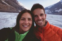Портрет щасливої пари, що посміхається взимку — стокове фото