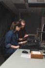 Deux mélangeurs sonores utilisant une tablette numérique en studio . — Photo de stock