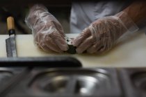 Старший шеф-кухар готує суші на кухні в готелі — стокове фото