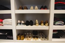 Chaussures gardées sur soi à la maison — Photo de stock