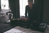 Жінка упаковує сумку в готелі — стокове фото