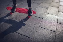Unterer Abschnitt der Skaterin auf der Straße — Stockfoto