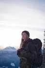 Продумана жінка, що стоїть на снігу, покритий пейзаж взимку — стокове фото