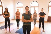 Gruppo di donne in piedi con le braccia incrociate nel fitness club — Foto stock