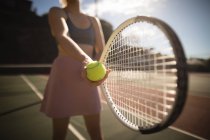 Close-up de mulher praticando tênis na quadra de tênis — Fotografia de Stock