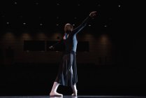 Bailarina de ballet bailando en el escenario en el teatro . - foto de stock