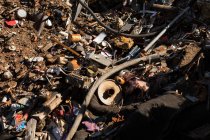 Müll liegt auf dem Boden auf Schrottplatz — Stockfoto