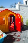 Порожній іграшковий будинок на сонячний день — стокове фото