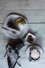 Kameraobjekt und leckeres süßes Essen auf Holztisch — Stockfoto