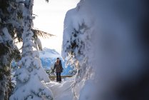 Donna in abbigliamento invernale in piedi sul paesaggio innevato — Foto stock