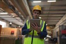 Aufmerksame männliche Arbeiter mit digitalem Tablet an Solarstation — Stockfoto