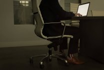 Керівник бізнесу, використовуючи ноутбук в офісі — стокове фото