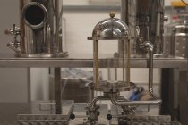 Máquinas para álcool na fábrica — Fotografia de Stock
