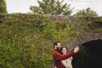 Ласковая пара делает селфи с помощью мобильного телефона — стоковое фото