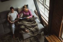 Casal leitura de livros na sala de estar em casa — Fotografia de Stock