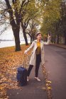 Businesswoman grandine sul lato della strada durante l'autunno — Foto stock