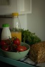 Gros plan sur les légumes et le petit déjeuner sur la table — Photo de stock
