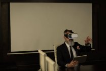 Führungskräfte mit Virtual-Reality-Headset im Büro — Stockfoto