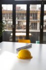 Чертеж и каска на столе в офисе — стоковое фото