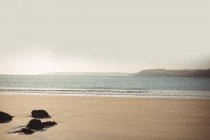Пляж в солнечный день — стоковое фото