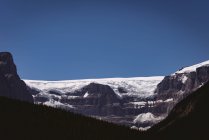 Сніг захопив гору в сонячний день — стокове фото