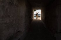 Женщина делает селфи в постройке арки на пляже при солнечном свете — стоковое фото