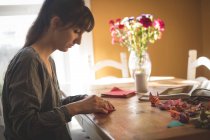 Donna che prepara un mestiere di carta a casa — Foto stock